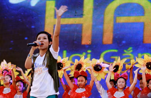 Ca sĩ Thái Thùy Linh cùng dàn đồng ca nhí