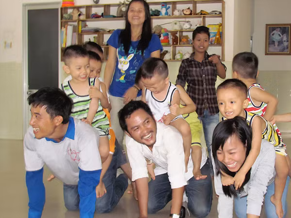 Nam Phương và các em nhỏ tại Nha Trang. Ảnh: Đ.Q