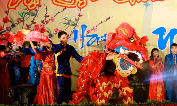 Đặc sắc là lời chào năm mới bằng những bài hát đặc gắn với văn hóa từng nước như Campuchia, Trung Quốc...