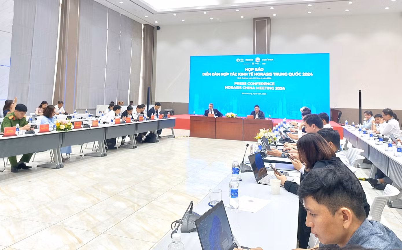Toàn cảnh buổi họp báo.