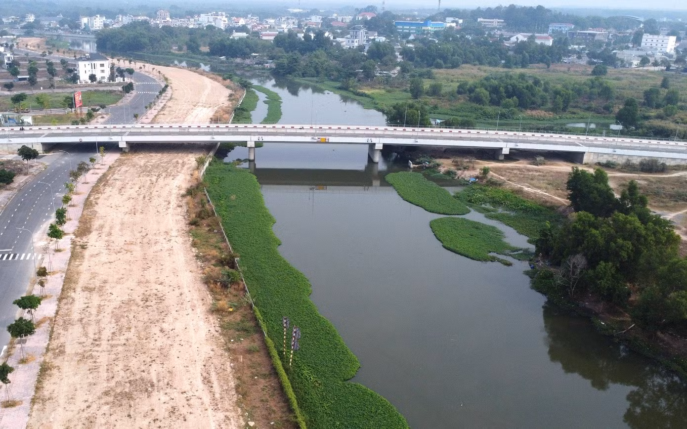 Trước đó, Ủy ban Thường vụ Quốc hội đã thông qua Nghị quyết thành lập phường An Điền, An Tây thuộc thị xã Bến Cát và thành lập thành phố Bến Cát, tỉnh Bình Dương. Nghị quyết có hiệu lực kể từ ngày 1/5/2024. Để chào mừng Bến Cát lên thành phố, địa phương tổ chức nhiều hoạt động thiết thực để chào mừng, trong đó có lễ khánh thành Cầu Đò.
