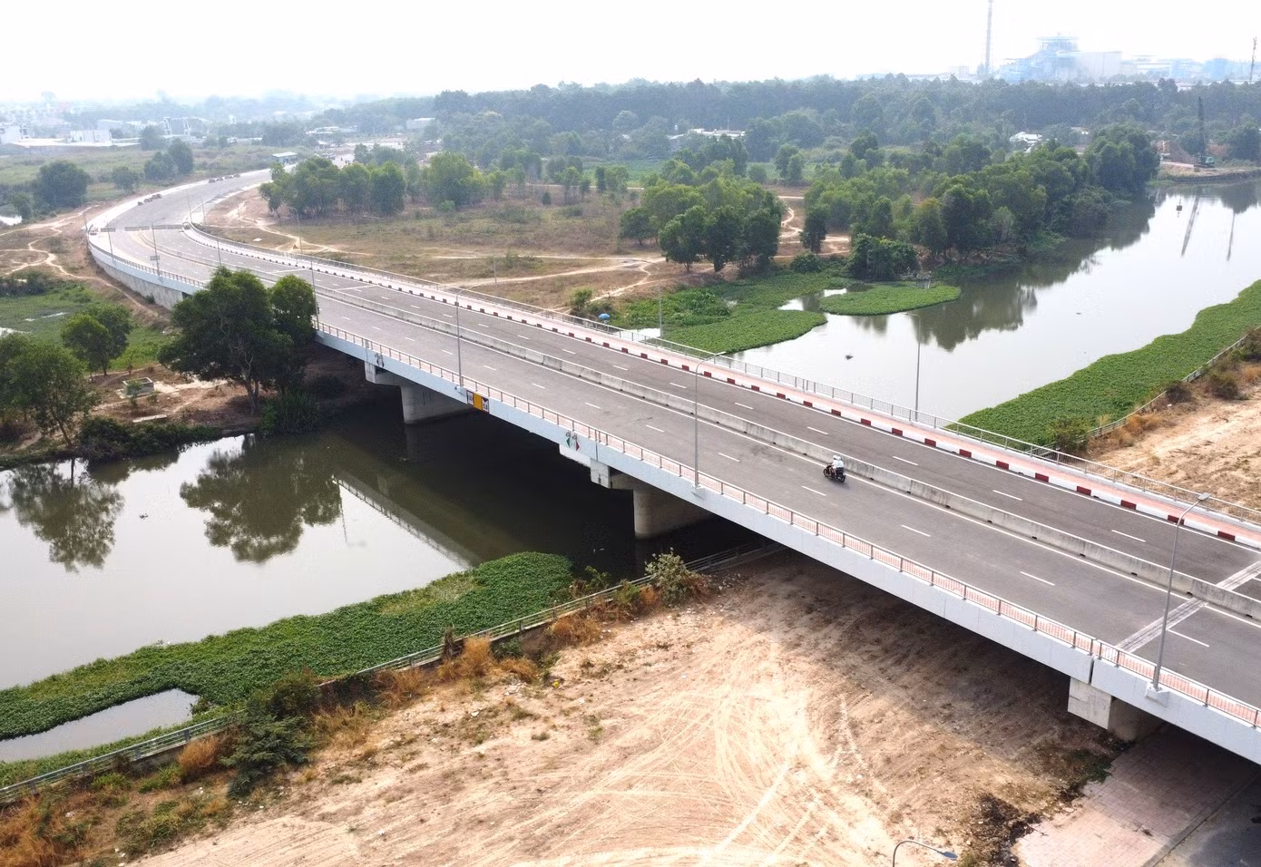Cầu Đò bắc qua sông Thị Tính có chiều dài gần 170m với tổng kinh phí đầu tư 312 tỷ đồng. Đây là tuyến tránh nội ô thị xã Bến Cát (vừa được lên thành phố, có hiệu lực từ ngày 1/5 tới), giúp giảm ùn tắc giao thông và rút ngắn thời gian đi lại cho người dân trong khu vực.