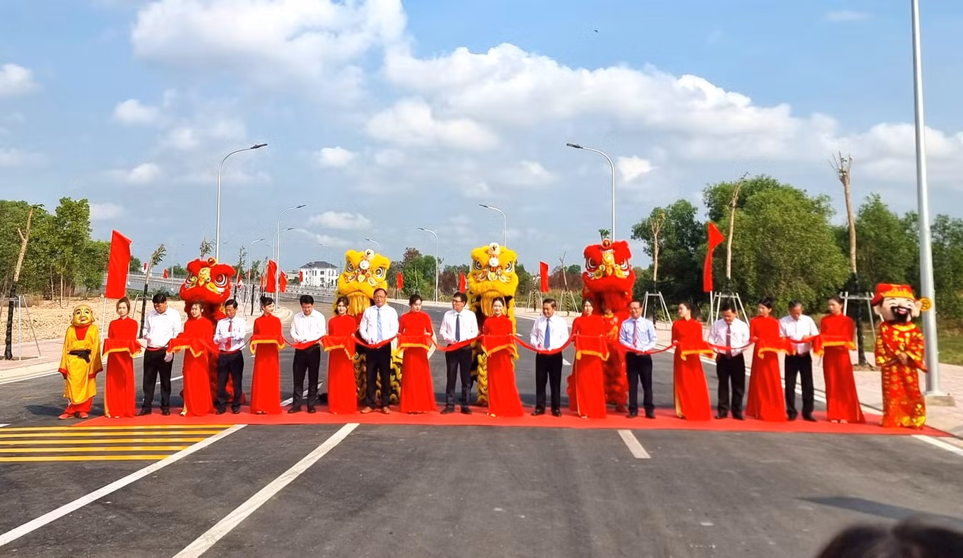 Các đại biểu thực hiện nghi thức cắt băng khánh thành Cầu Đò mới bắc qua sông Thị Tính