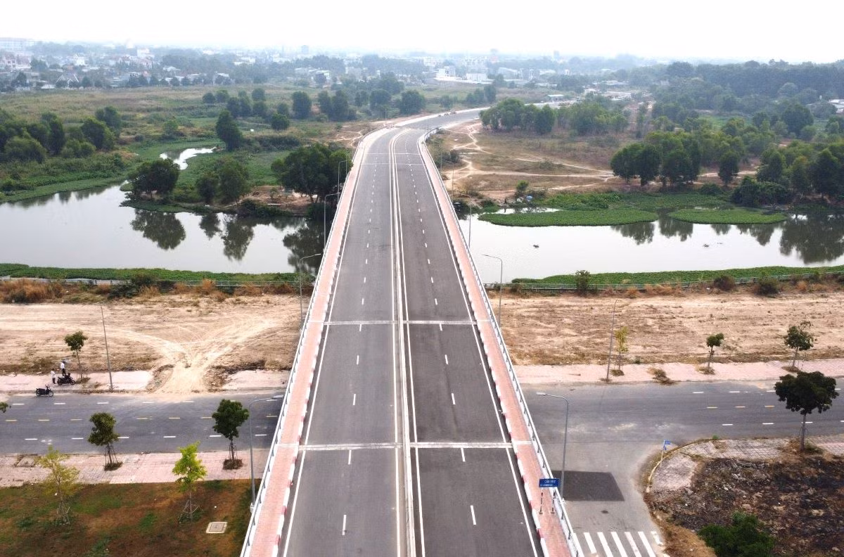 Cầu được xây dựng nhằm giúp giảm tải, hạn chế tình trạng quá nhiều phương tiện, trong đó không ít phương tiện trọng tải lớn đi qua nội ô thị xã Bến Cát gây kẹt xe và tiềm ẩn tai nạn giao thông. Ngoài ra, cầu mới góp phần tạo cảnh quan cho khu vực dọc bờ sông Thị Tính, tạo điều kiện mở rộng phát triển vùng đô thị phía Tây của thành phố Bến Cát trong tương lai.