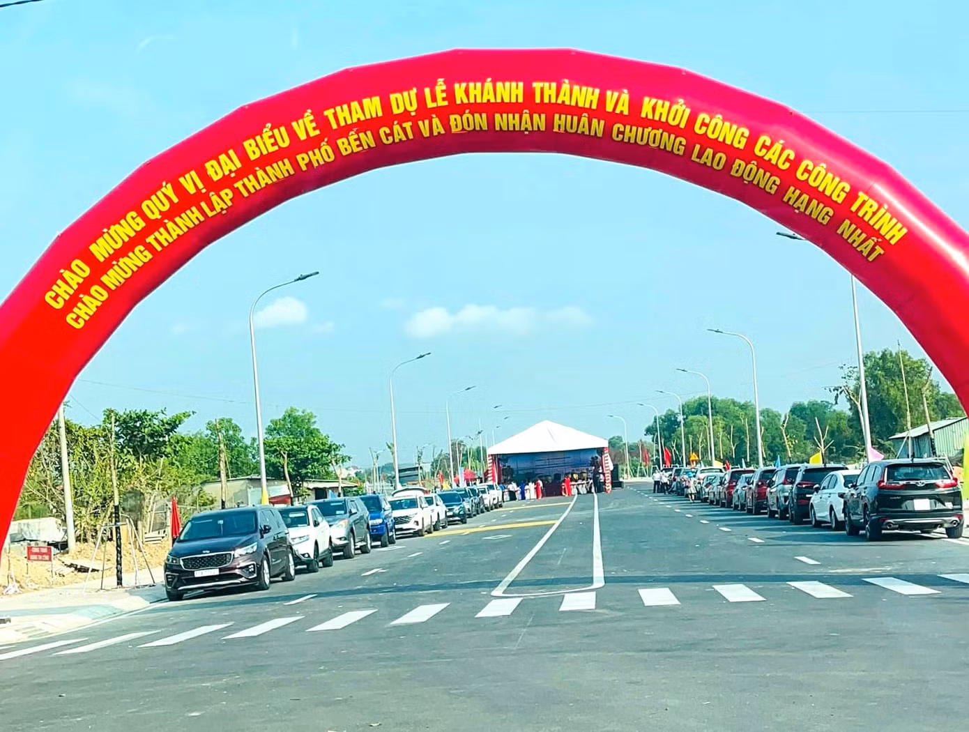 Ngày 22/4, tỉnh Bình Dương tổ chức Lễ khánh thành công trình xây dựng Cầu Đò mới bắc qua sông Thị Tính và khởi công công trình trụ sở Khối đoàn thể thị xã Bến Cát, công trình Nâng cấp đường từ ĐT.748 đến ngã tư Tiền Giang (ấp An Mỹ, xã An Điền).