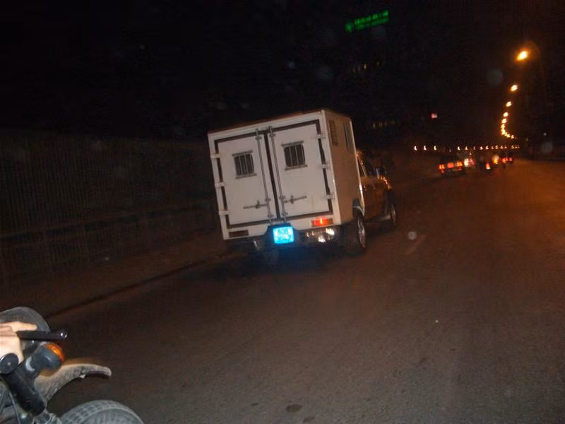 Xe chuyên dụng chở ông Tiến lao với tốc độ trên 100km/h trên QL 5 hướng về trại giam T15. Ảnh: Phạm Tuyên
