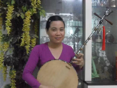 Nữ đờn kìm Ngọc Cầm. ẢNH: HÒA HỘI