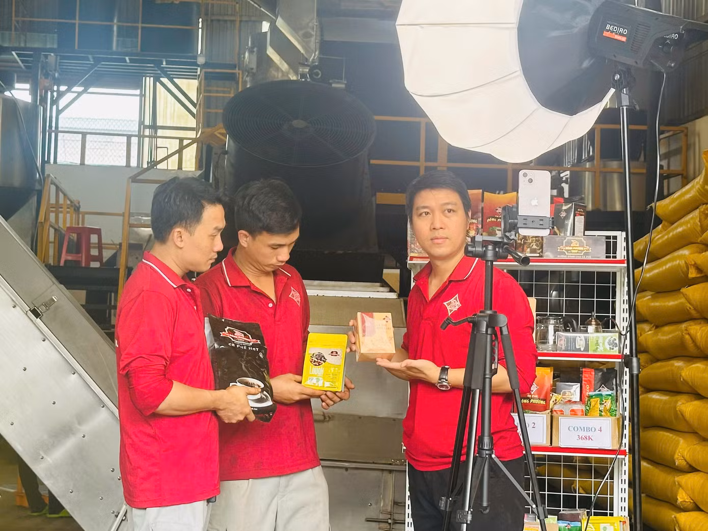Phi&ecirc;n livestream trực tiếp tại Nh&agrave; m&aacute;y để kết nối kh&aacute;ch h&agrave;ng