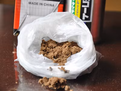 Chất lạ gây mùi khó chịu từ trong đáy phích
