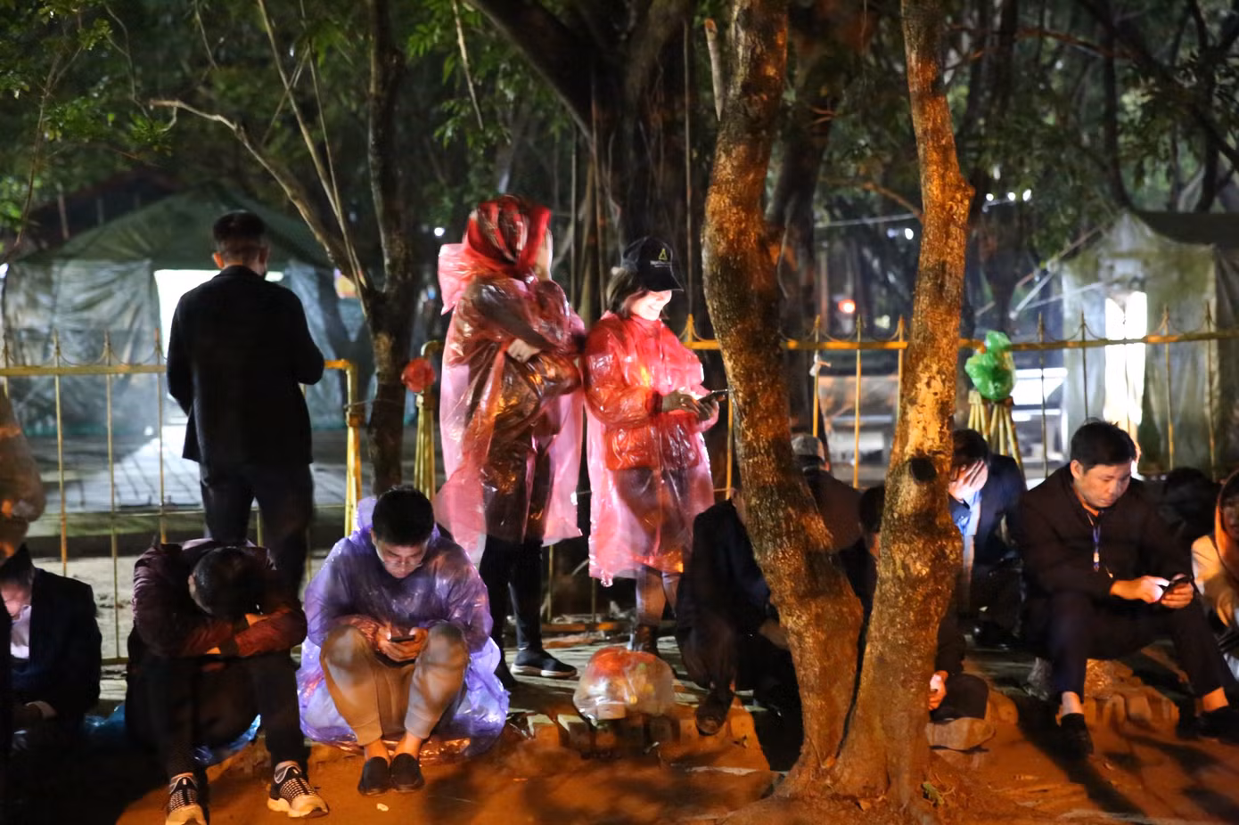 Thời điểm diễn ra nghi lễ khai ấn trời mưa khá nặng hạt nhưng không làm vơi đi sự hào hứng, chờ mong của người dân và du khách thập phương. Du khách sẵn sàng đội mưa, đứng ngoài hàng rào đợi chờ khoảnh khắc nghi lễ khai ấn diễn ra. Ảnh: TRỌNG TÀI.