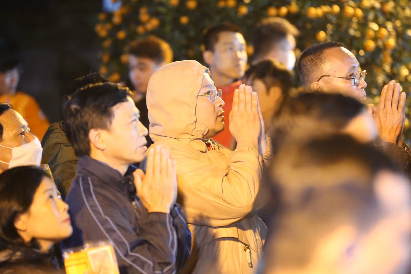 Sau thời khắc khai ấn, người dân thành tâm dâng lễ tại đền Trần. Từ sáng 14 tháng Giêng, dòng người mỗi lúc một đông đổ về đền Trần đi lễ, chờ khai ấn. Ảnh: TRỌNG TÀI.