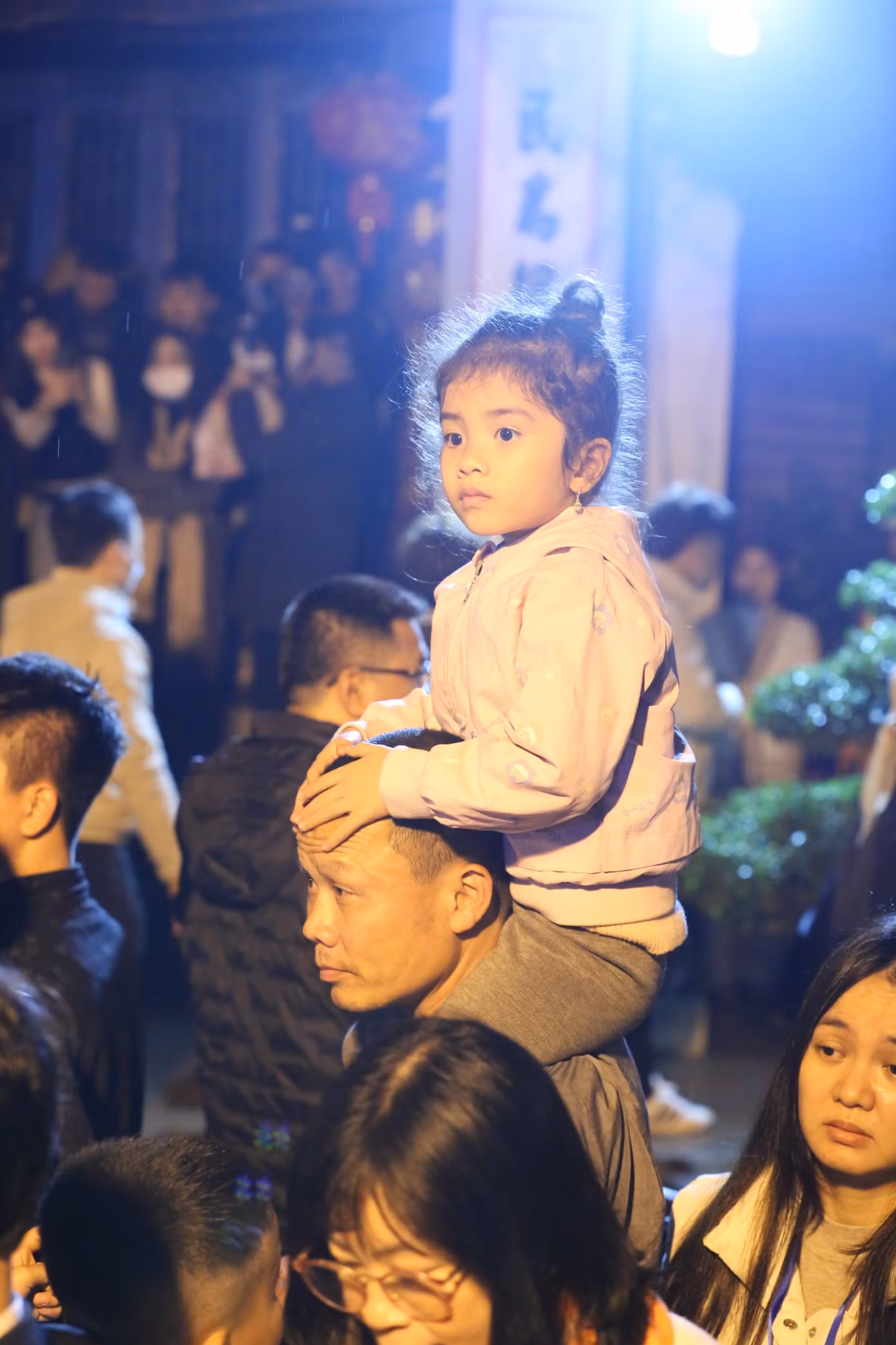 Bất chấp đông đúc, giữa đêm trẻ em thức cùng cha mẹ xem khai ấn đền Trần. Ảnh: TRỌNG TÀI.