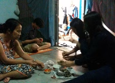 Bên trong dorm của dân cái bang sòng bài Bavet. Bìa trái là bà Hai - chủ dorm