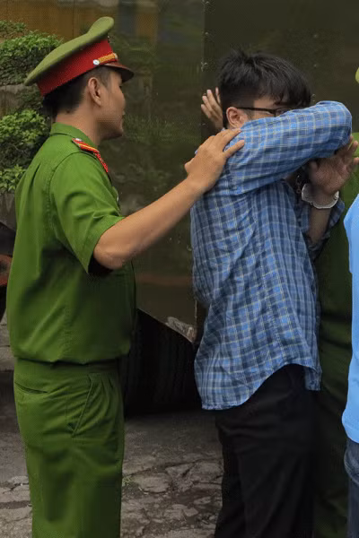 Nguyễn Vũ Tân xấu hổ, lấy tay che mặt