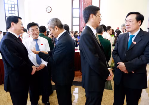 Các đại biểu trao đổi bên hành lang Quốc hội. Ảnh: Hồng Vĩnh