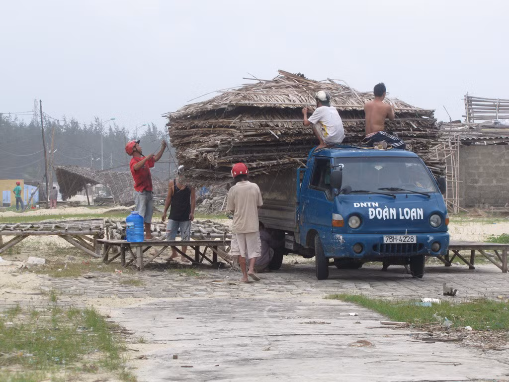 Tháo dỡ hàng quán ven biển TT-Huế di chuyển đến nơi an toàn để hạn chế thiệt hại do bão. Ảnh: Ngọc Văn Tháo dỡ hàng quán ven biển TT-Huế di chuyển đến nơi an toàn để hạn chế thiệt hại do bão