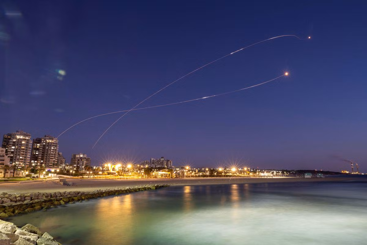 Rocket của nhóm chiến binh Hamas bị Vòm Sắt Israel bắn hạ. Ảnh: Reuters Rocket của nhóm chiến binh Hamas bị Vòm Sắt Israel bắn hạ. Ảnh: Reuters
