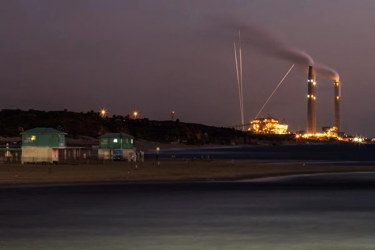 Rocket phóng từ Dải Gaza nhằm vào Israel tối 19/5. Ảnh: Reuters Rocket phóng từ Dải Gaza nhằm vào Israel tối 19/5. Ảnh: Reuters