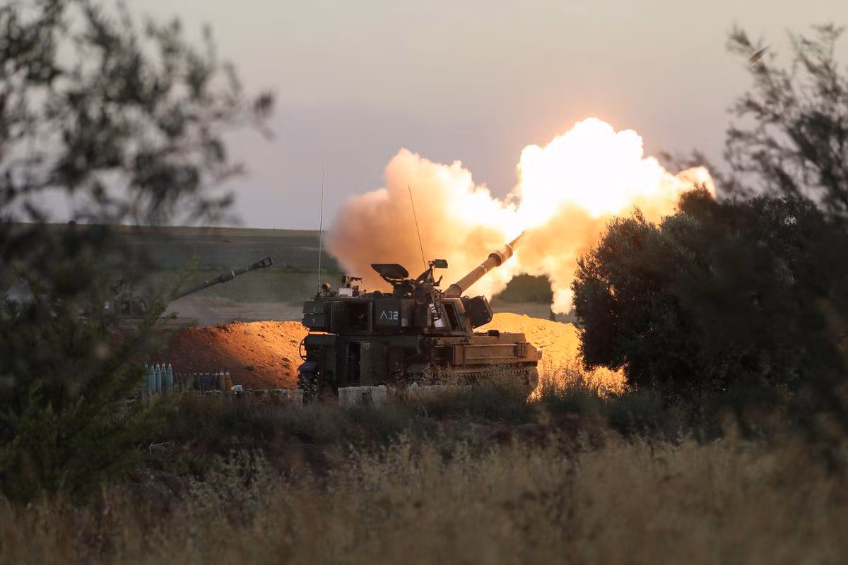 Binh sĩ Israel ở biên giới nã đạn về phía Dải Gaza. Ảnh: Reuters Binh sĩ Israel ở biên giới nã đạn về phía Dải Gaza. Ảnh: Reuters