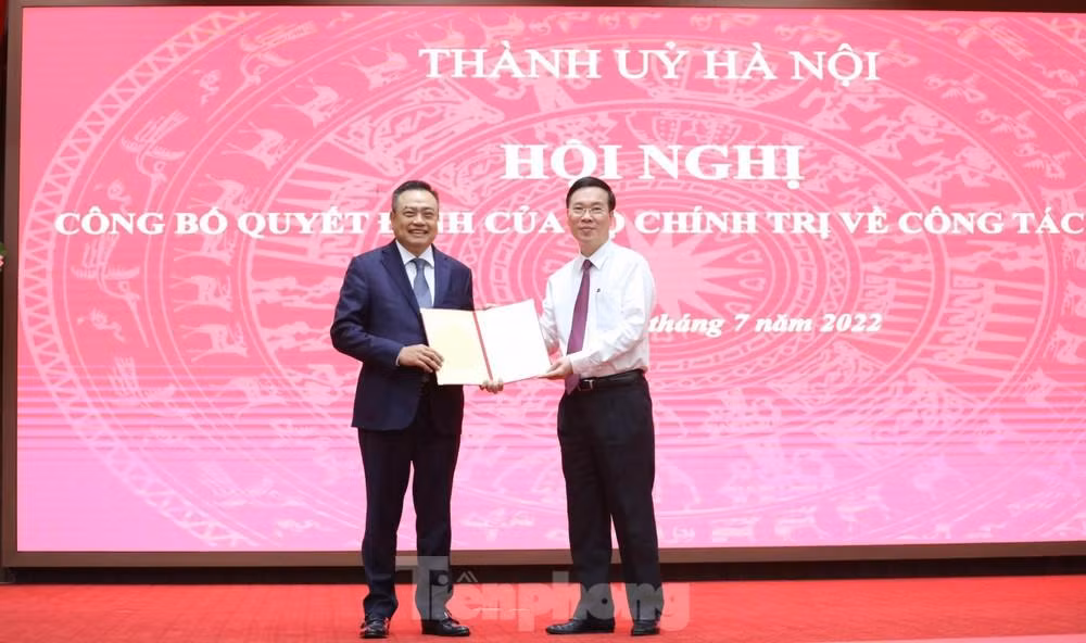 Thường trực Ban Bí thư Võ Văn Thưởng trao Quyết định cho tân Phó Bí thư Thành uỷ Hà Nội Trần Sỹ Thanh.
