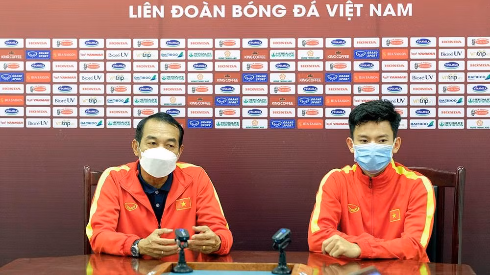 HLV trưởng U23 Việt Nam Đinh Thế Nam và cầu thủ Phan Tuấn Tài trả lời câu hỏi của bạn đọc tại buổi giao lưu.
