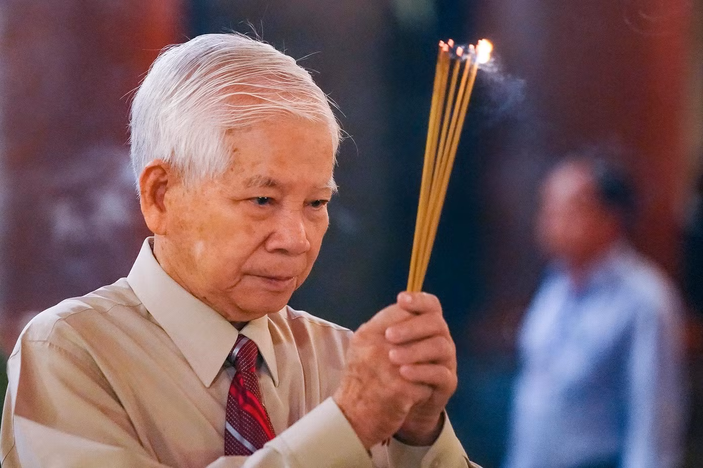 Nguyên Chủ tịch nước Nguyễn Minh Triết dâng hương tưởng niệm các Anh hùng liệt sĩ. Nguyên Chủ tịch nước Nguyễn Minh Triết dâng hương tưởng niệm các Anh hùng liệt sĩ.