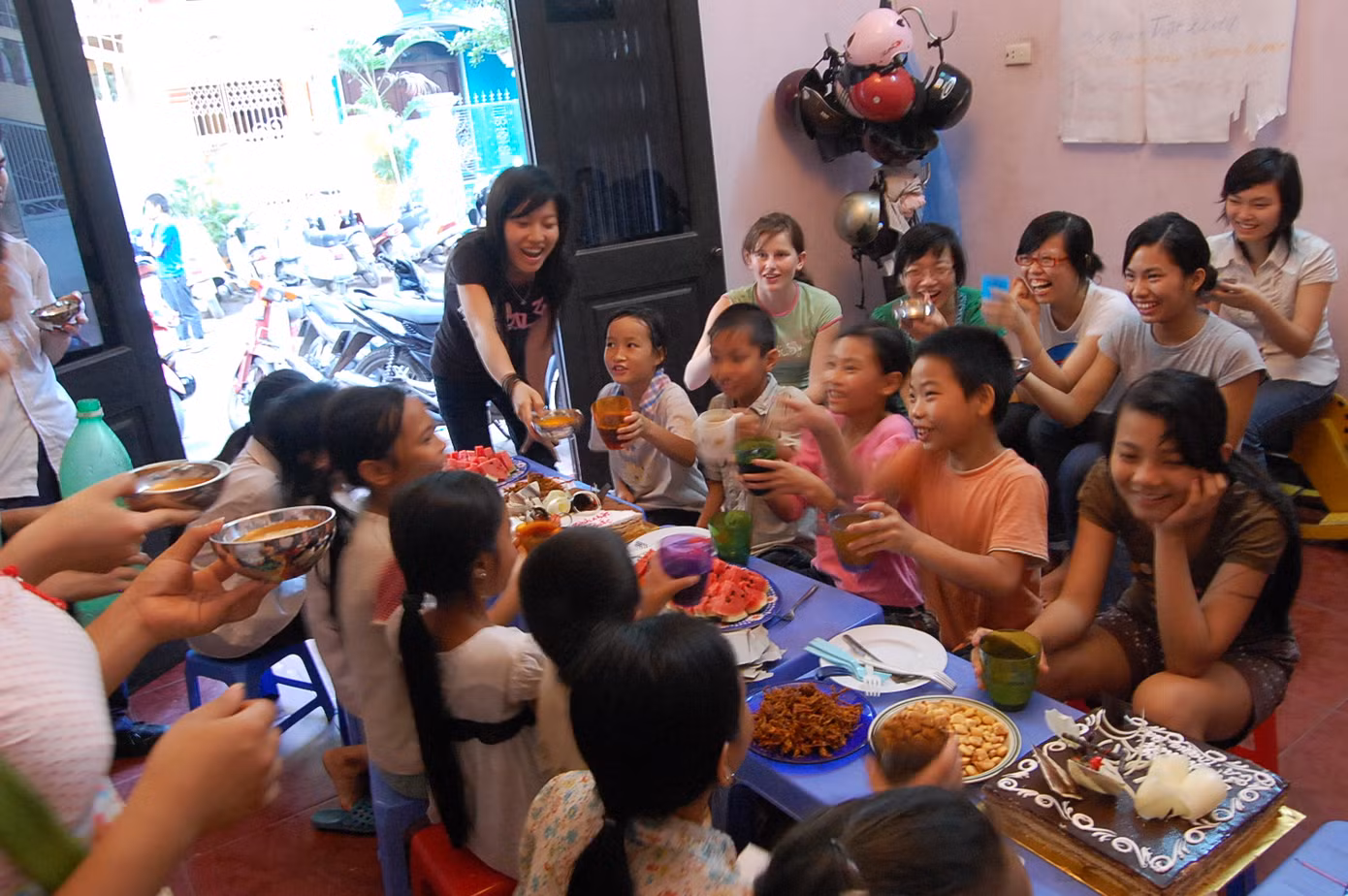 Bữa ăn trưa tại ngôi nhà tuổi trẻ của trẻ em làng chài