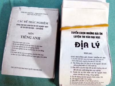 Phao thi mua được tại phố Tạ Quang Bửu Ảnh: Tuấn Nguyễn