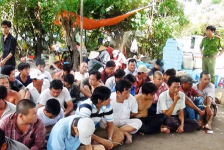 Khi các con bạc đang say sưa sát phạt tại trường gà thì bị bắt. Khi các con bạc đang say sưa sát phạt tại trường gà thì bị bắt