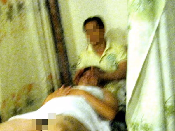 Khách vào massage không mặc quần, mà chỉ quàng khăn