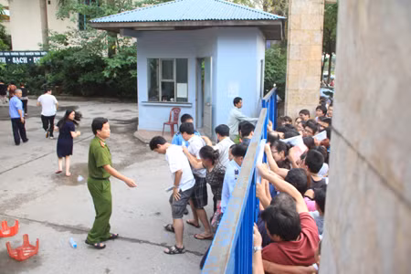 Đến 6h sáng, cánh cửa dần dần được mở ra 