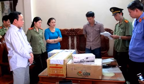 “Cậu Thủy” (bìa trái) nghe đọc lệnh bắt