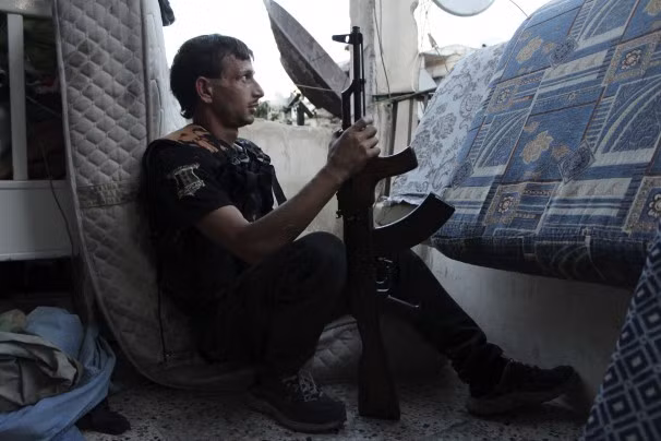 Một binh lính của phe nổi dậy Syria ở khu phố Al-Ezaa của Aleppo, Syria