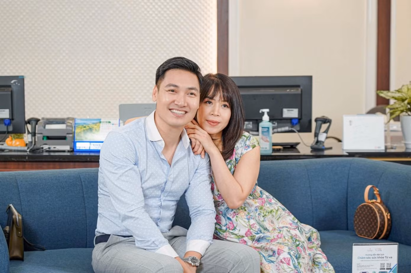 Mạnh Trường cùng vợ bầu rạng rỡ tại Phòng khám sản phụ khoa Bệnh viện Đa khoa Quốc tế Vinmec Times City. Mạnh Trường cùng vợ bầu rạng rỡ tại Phòng khám sản phụ khoa Bệnh viện Đa khoa Quốc tế Vinmec Times City.