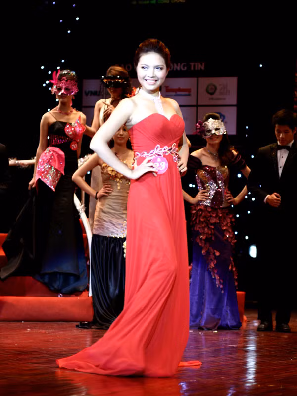 Thanh lịch trong trang phục dạ hội
