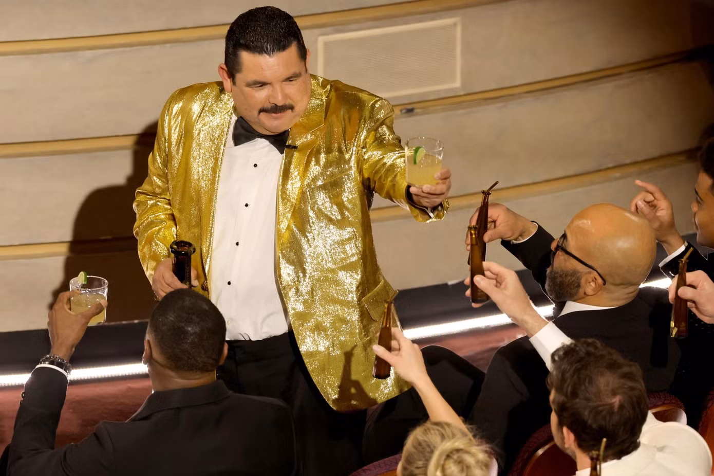 Guillermo mời rượu là phân đoạn thừa thãi trong Oscar 2024. Ảnh: Getty Images.