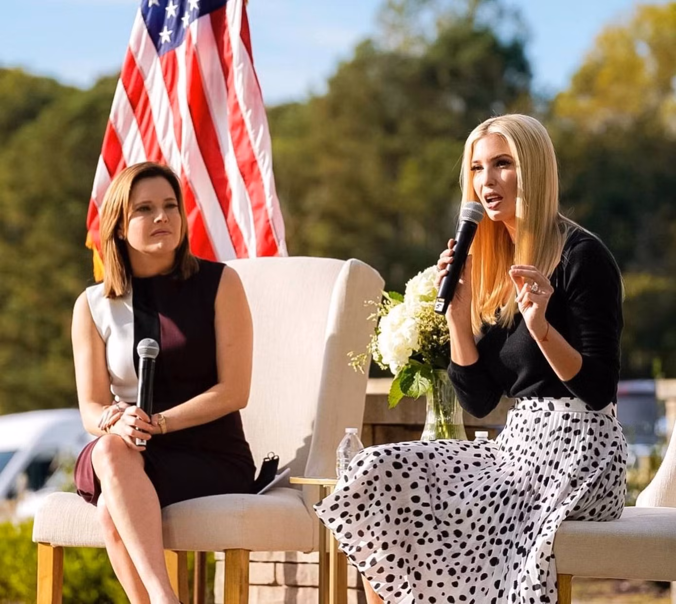 Trang phục trên người Ivanka trông đơn giản nhưng đều là hàng hiệu đắt đỏ.
