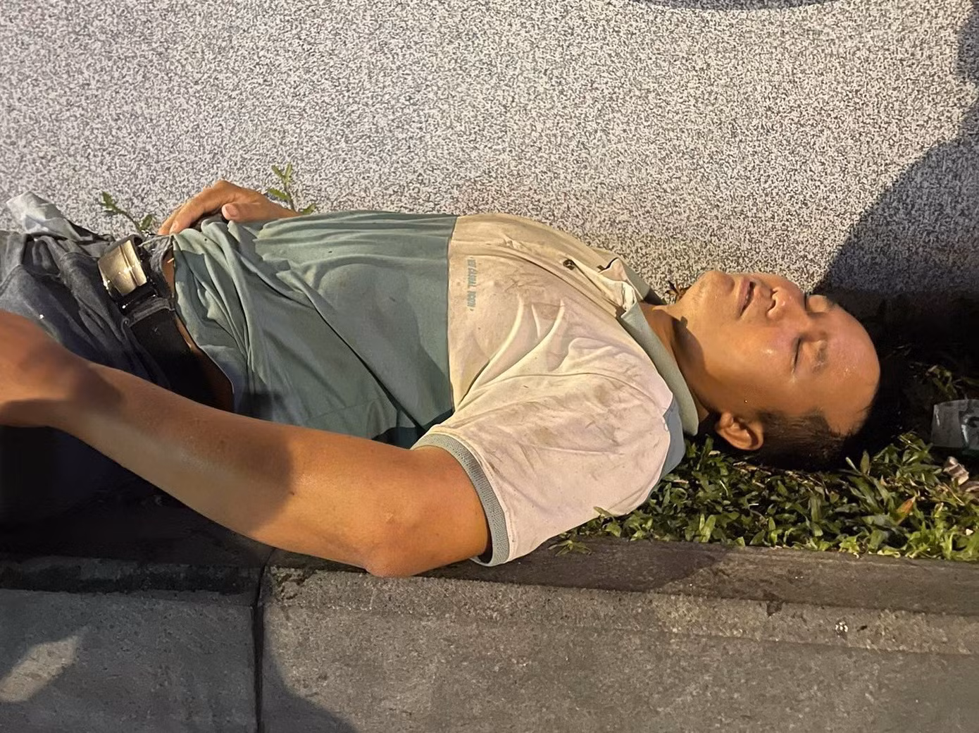Anh Nguyễn Văn Hảo mệt lả sau khi cứu người bị đuối nước. (Ảnh: Người dân cung cấp) Anh Nguyễn Văn Hảo mệt lả sau khi cứu người bị đuối nước. (Ảnh: Người dân cung cấp)