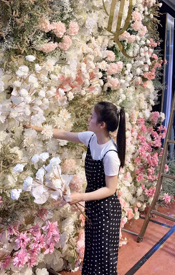 Chị Hồng Ánh trang trí từng chi tiết cho rạp cưới của khách hàng (ảnh: NVCC).