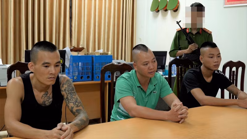 Các đối tượng tại cơ quan công an. Các đối tượng tại cơ quan công an.
