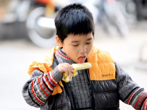 Và đến em bé cũng say đắm với que kem mà không màng tới giá lạnh