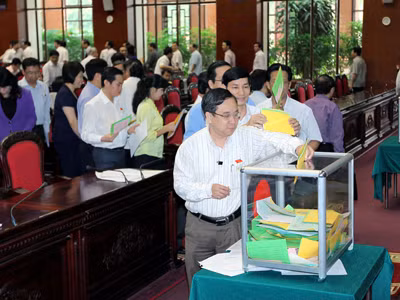 Các ĐBQH bỏ phiếu trong phiên lấy phiếu tín nhiệm chiều qua tại Hội trường. ảnh: thắng ngọc
