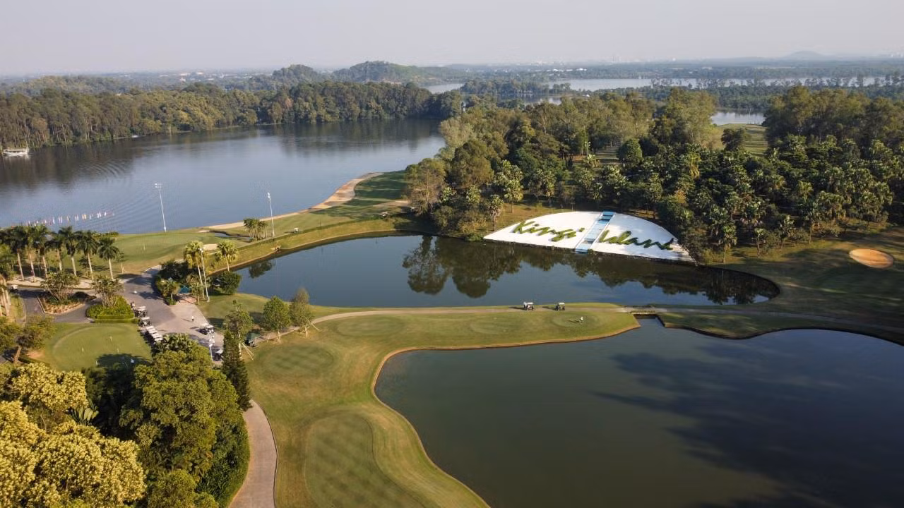 Sân Kings Course được thiết kế bởi Jack Nicklaus II, con trai cả và cũng là Chủ tịch Công ty Thiết kế sân golf hàng đầu thế giới Nicklaus Design do huyền thoại golf số 1 thế giới Jack Nicklaus sáng lập.