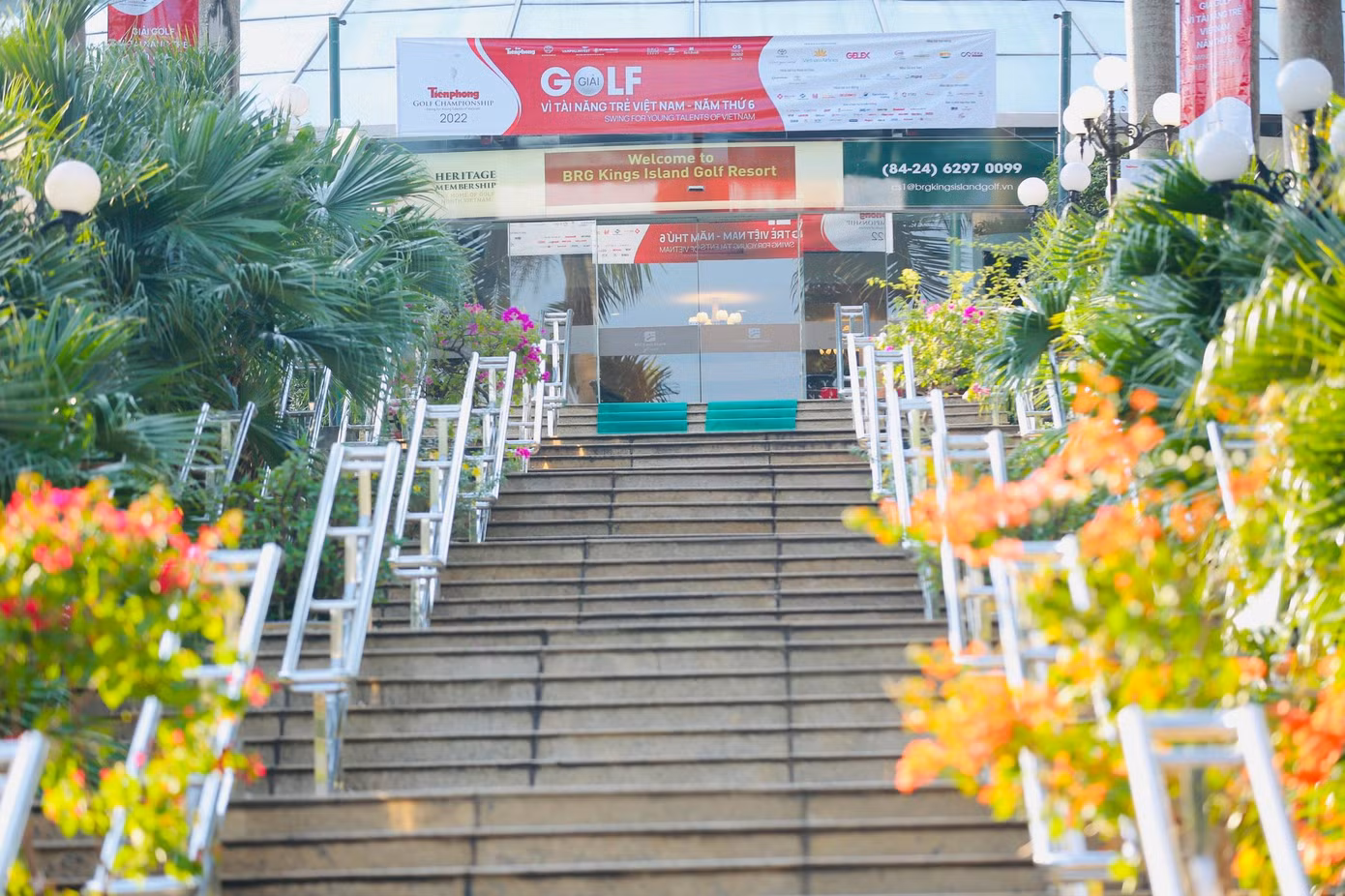 Bên cạnh việc tham gia tranh tài, các golfer dự Tiền Phong Golf Championship 2022 còn có cơ hội chiêm ngưỡng và trải nghiệm tại hố golf số 19- Par 3 đặc biệt trên sân Kings Course, qua đó cùng chung tay góp sức gây quỹ cho Quỹ Hỗ trợ tài năng trẻ Việt Nam.