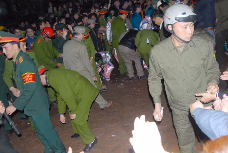 Lực lượng công an thu dọn tiền lẻ được vứt bừa bãi
