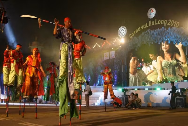 Đoàn du thuyền xếp hàng cổ vũ Carnaval. Vũ công khoe sắc. Ảnh : BK-TD Vũ công làm duyên trước ống kính. Ảnh : BK-TD Đi cà kheo Vũ điệu cháy bỏng Carnaval Hàng vạn khán giả chào đón Carnaval. Ảnh : BK-TD Màn pháo hoa rực rỡ kết thúc lễ hội. Ảnh : BK-TD