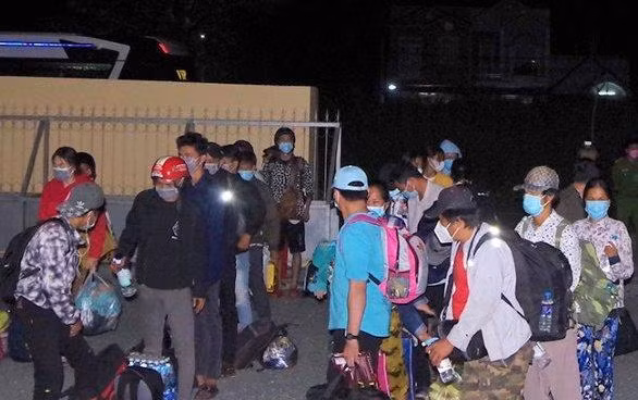 Người dân Bạc Liêu về quê từ vùng dịch tự phát đã đến Bạc Liêu vào đêm qua, được cách ly tập trung để phòng chống dịch