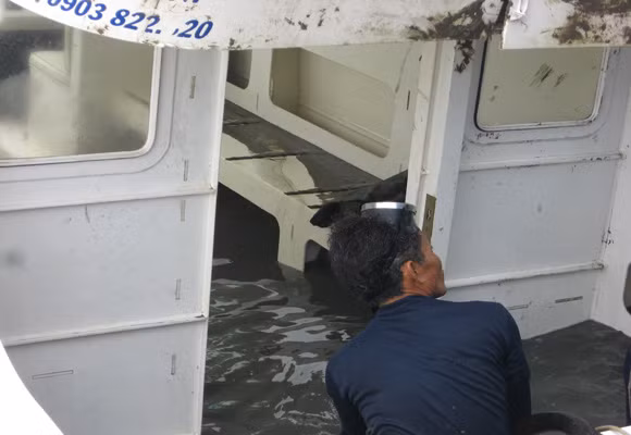 Nước tràn vào lênh láng bên trong. Nước tràn vào lênh láng bên trong