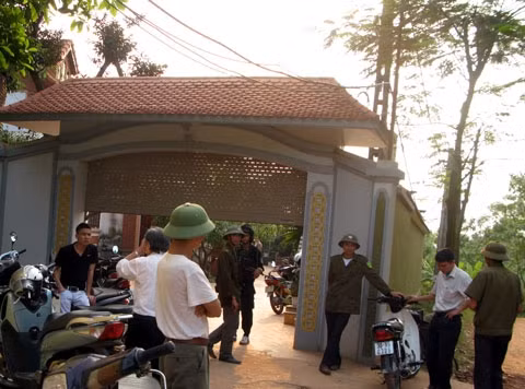 Cơ quan công an khám nhà Tú 