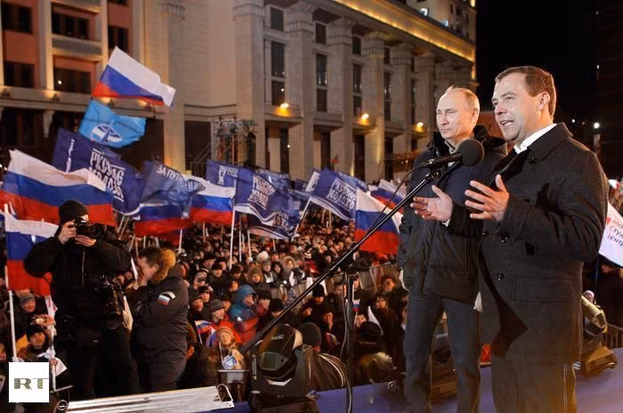 Tổng thống Dmitry Medvedev đứng bên cạnh thủ tướng Putin chia sẻ niềm vui này. Hai nhà lãnh đạo cấp cao này được cho là đang hoán đổi vị trí cho nhau. 